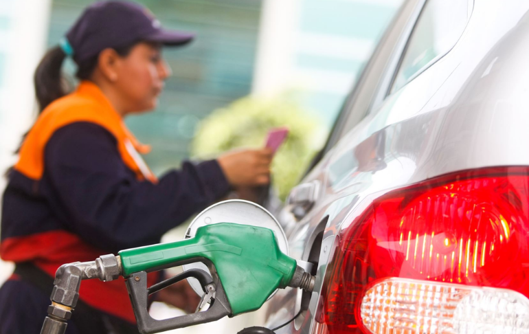 Peruanos compran la gasolina más cara de Latinoamérica, junto con