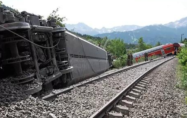 Alemania: cinco muertos y 44 heridos en accidente de tren