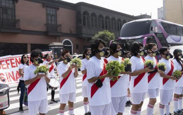 Un grupo de jóvenes marchó para exigir que paren los asesinatos contra defensores ambientales