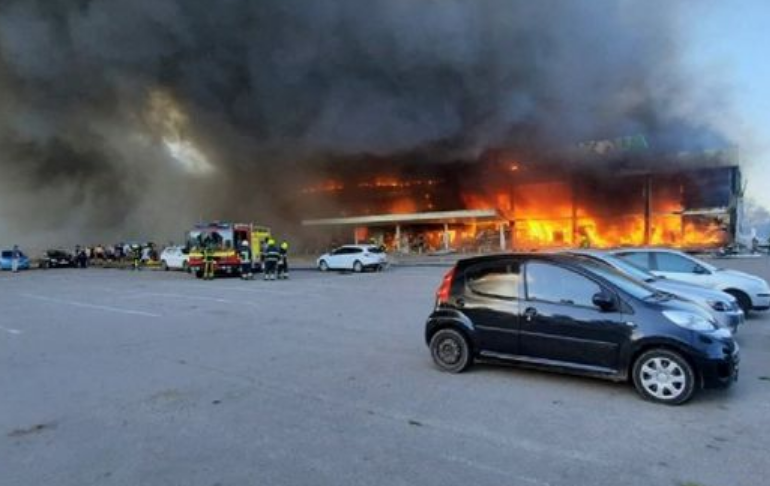 Ucrania: misil impacta en centro comercial dejando 10 muertos y 40 heridos