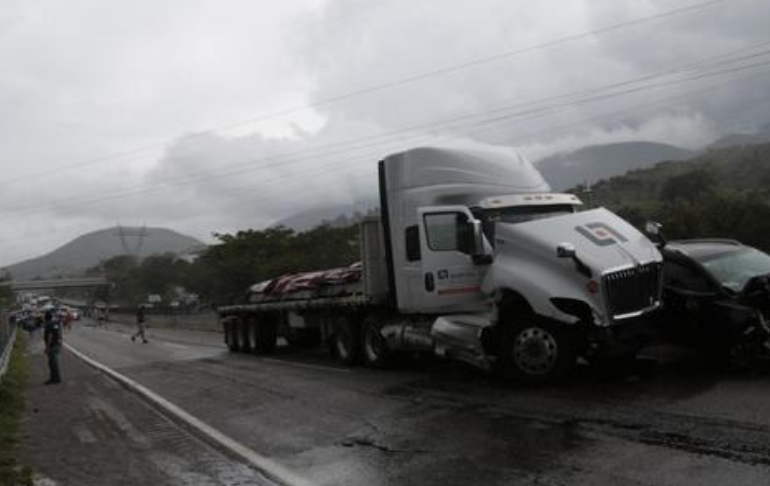 México: tráiler choca con ocho vehículos y deja varios heridos