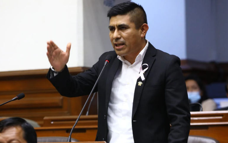 Alex Flores acusa de "golpista" a la derecha por censura del ministro Senmache
