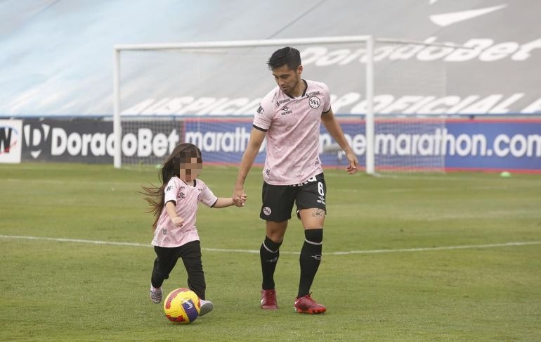 Rodrigo Cuba recibe sorpresa de su hija en el Día del Padre a minutos de iniciar partido