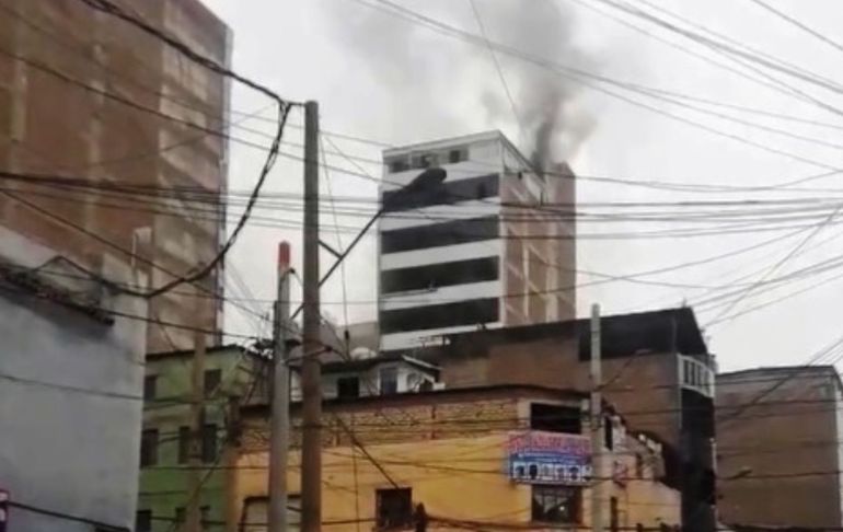 Incendio en Gamarra: bomberos logran evacuar a las 42 personas atrapadas