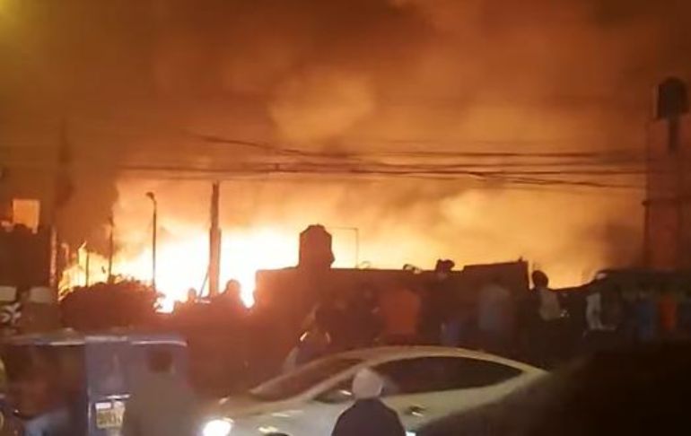 Ate: reportan 5 fallecidos tras incendio de código II en fábrica de pirotécnicos