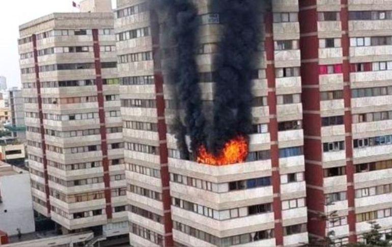 Incendio en Residencial San Felipe: 3 bomberos resultaron afectados por inhalación de humo