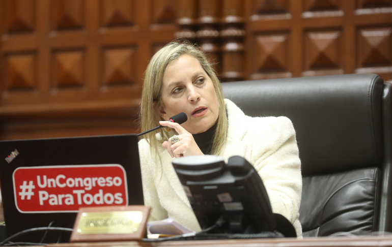 Portada: Maricarmen Alva: “Pedro Castillo está utilizando su poder para impedir que la justicia actúe”