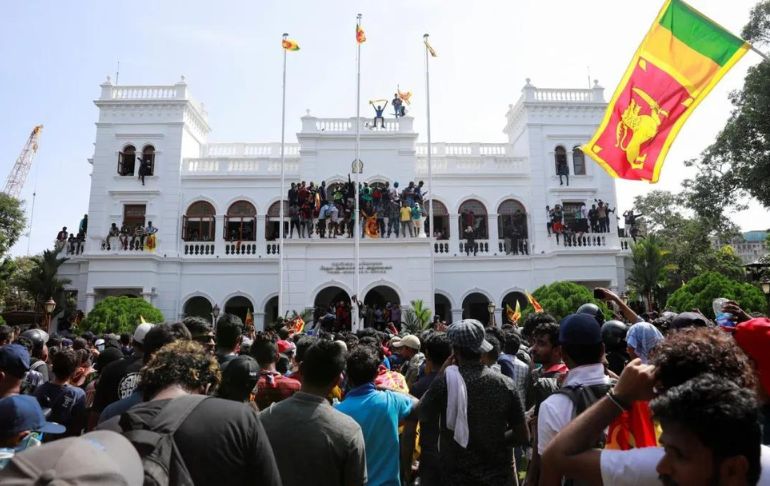 Portada: Sri Lanka: manifestantes irrumpen oficina de primer ministro tras huida del presidente