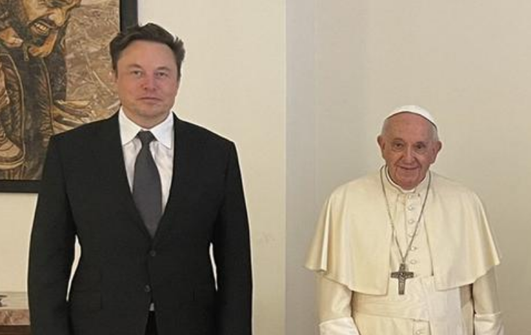 Elon Musk se reúne con el papa Francisco en su residencia