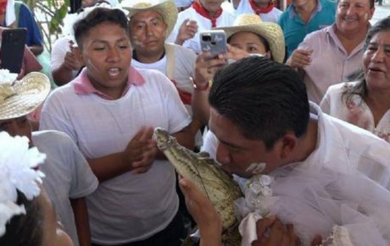 México: Alcalde se casa con caimán en ritual indígena