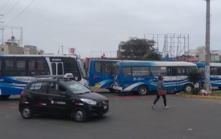 Portada: Transportistas de Lima y Callao que ayer no firmaron acuerdo, suscribieron hoy acta para levantar paro