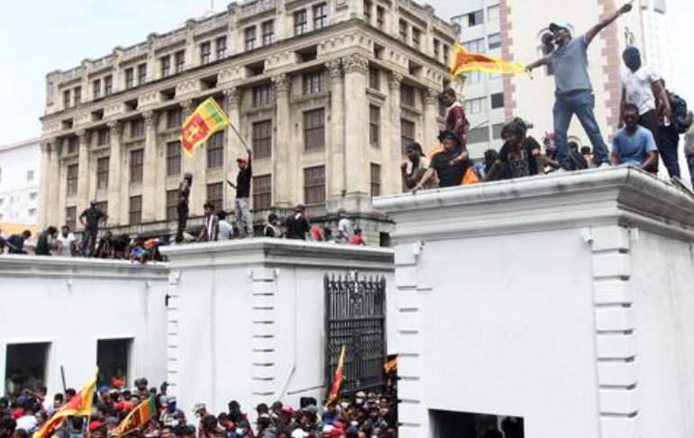 Sri Lanka: presidente renuncia luego de que manifestantes irrumpieron en su residencia
