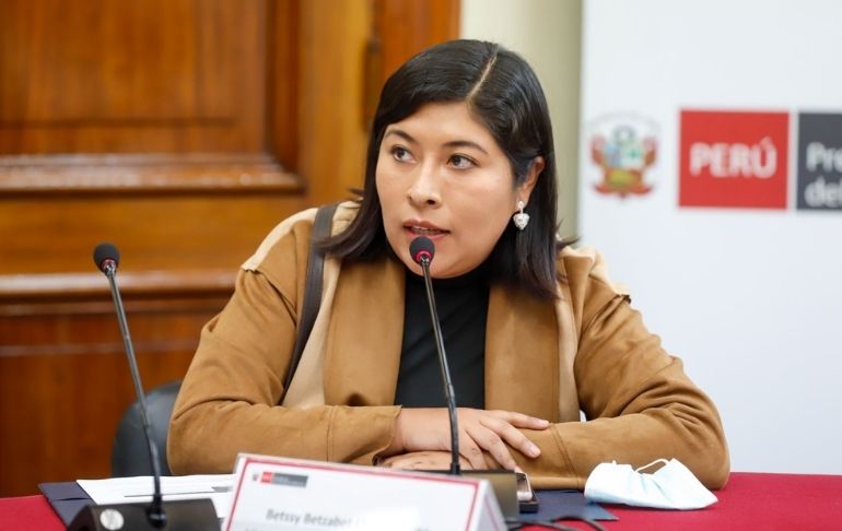 Abogado de expresidente ejecutivo de EsSalud denuncia que su defendido salió del cargo por "interés" de Betssy Chávez