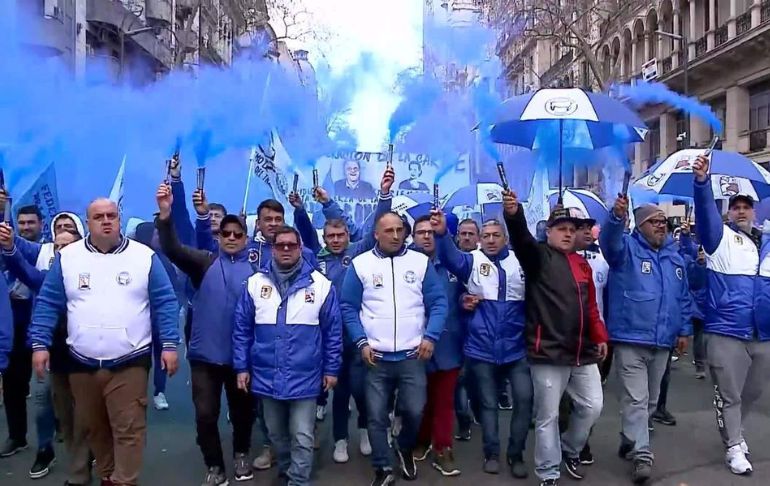 Portada: Argentina: ciudadanos protestan contra la inflación en las calles de Buenos Aires