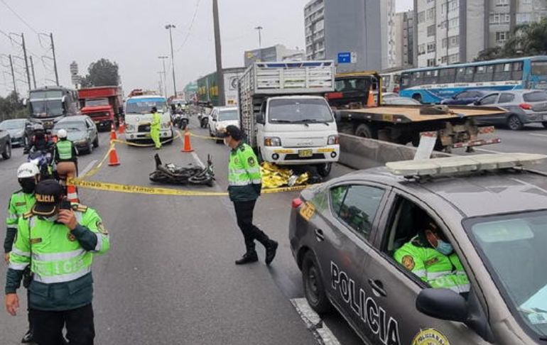 Portada: Surco: choque entre autos, camión y motocicleta deja 1 fallecido en Panamericana Sur