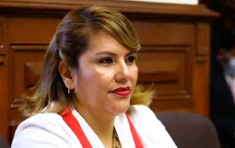 Portada: Digna Calle: "Enarbolar la bandera de los 87 votos por la vacancia es alargar la incertidumbre"