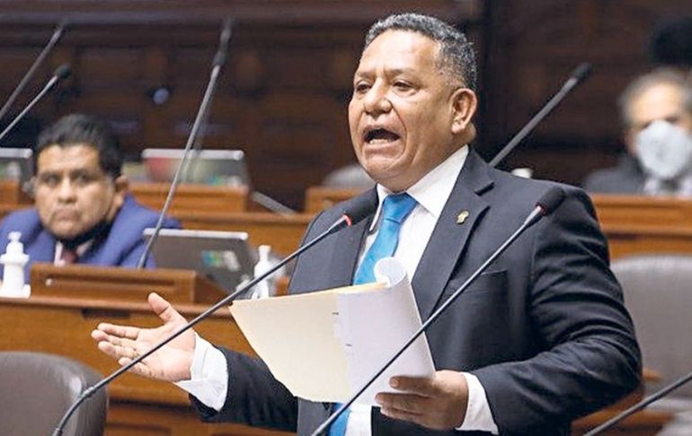 Somos Perú invita a Esdras Medina a su grupo parlamentario