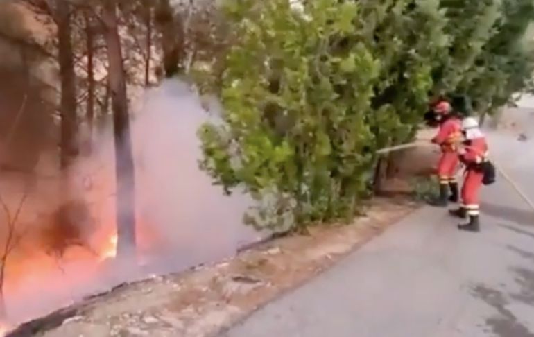 España: al menos dos bomberos heridos en combate contra incendio forestal al norte de Valencia [VIDEO]