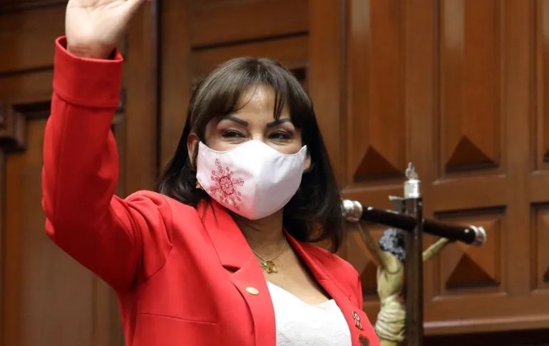 Kira Alcarraz presenta su "renuncia irrevocable" a la bancada de Somos Perú