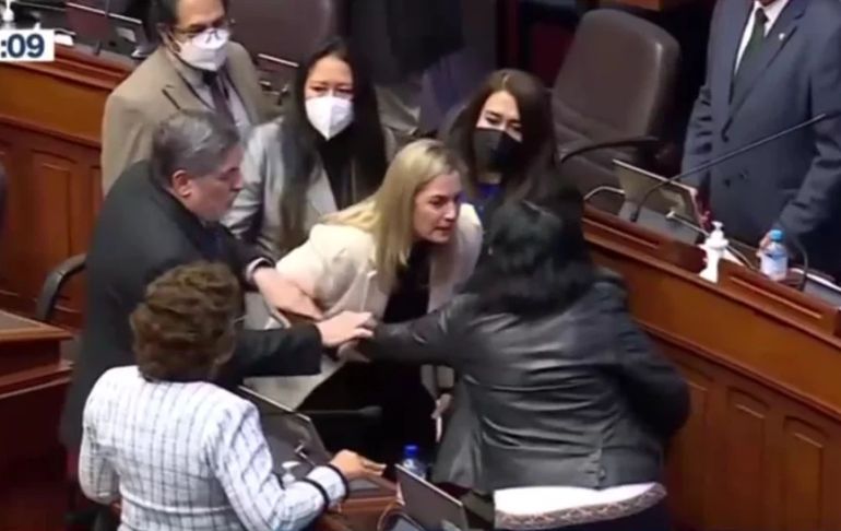 Portada: Congreso: así fue cómo Maricarmen Alva perdió los papeles y tiró del brazo a Isabel Cortez [VIDEO]