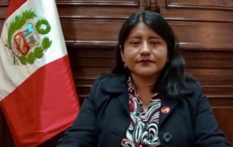 Portada: Nieves Limachi afirma que no le alcanza su sueldo de congresista para pagar una deuda