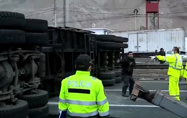 Panamericana Sur: se reporta congestión vehicular tras volcadura de tráiler