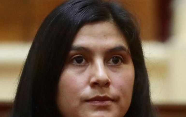 Portada: Yenifer Paredes estuvo en Palacio de Gobierno el día en que fiscales y policías llegaron a detenerla