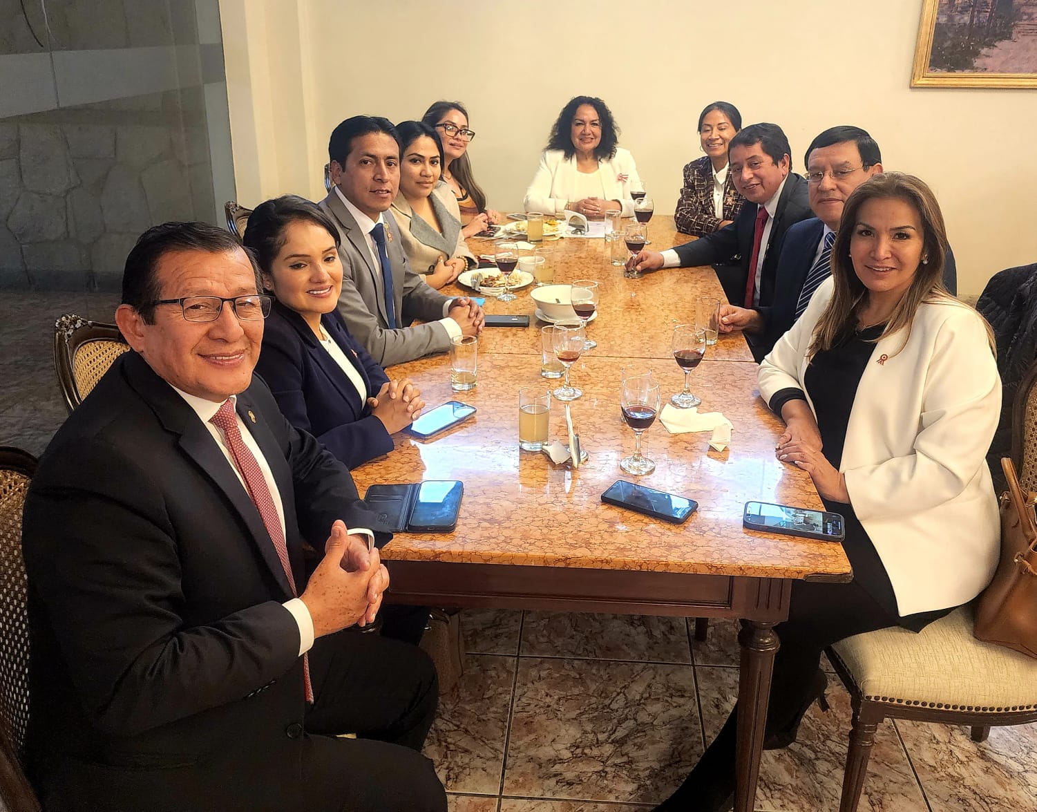 Magaly Ruíz muestra foto del brindis con vino de legisladores de APP en comedor del Congreso