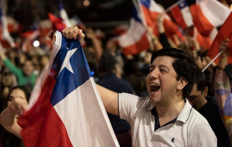Miles de chilenos celebraron el rechazo a la nueva Constitución