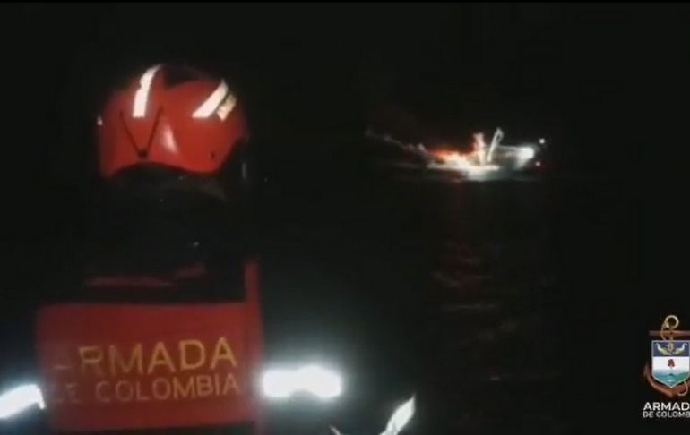 Colombia: rescatan a 29 tripulantes de buque venezolano cuando se incendiaba