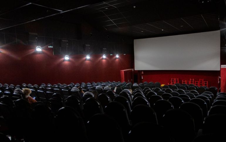 Florida: falsa alarma de tiroteo causa estampida humana en un cine