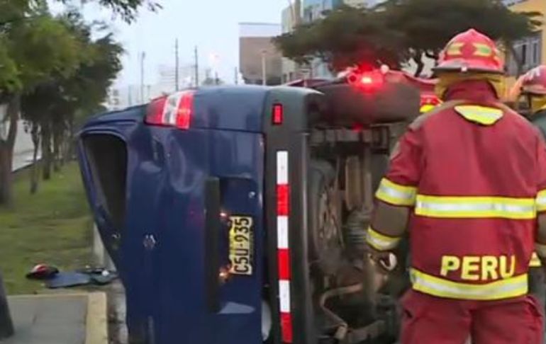 Portada: Pueblo Libre: dos personas resultan heridas tras volcadura de miniván