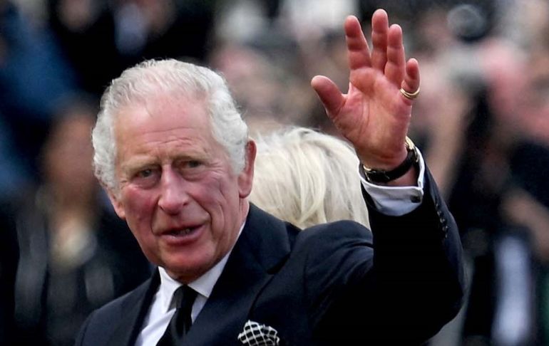 Rey Carlos III saludó a la multitud que exclamó en Buckingham: "¡Dios salve al rey!"