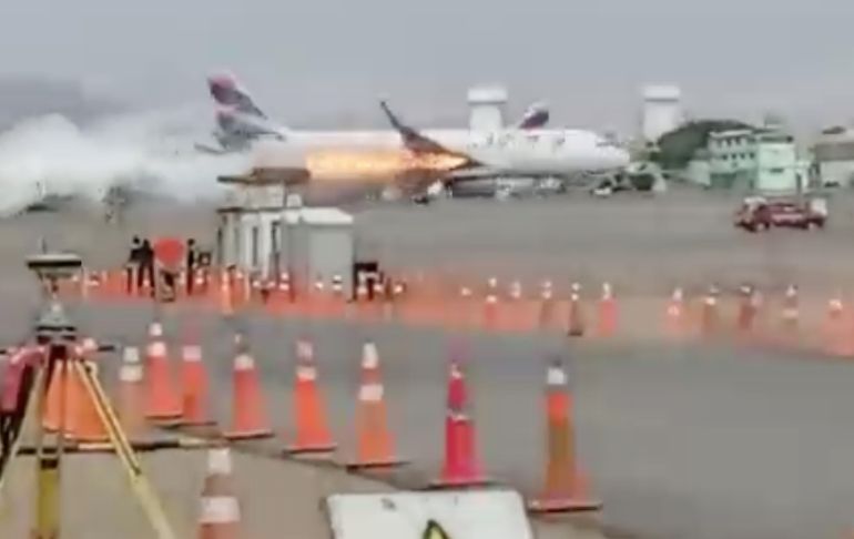 Captan momento en que avión de Latam impacta con vehículo de bomberos al despegar [VIDEO]