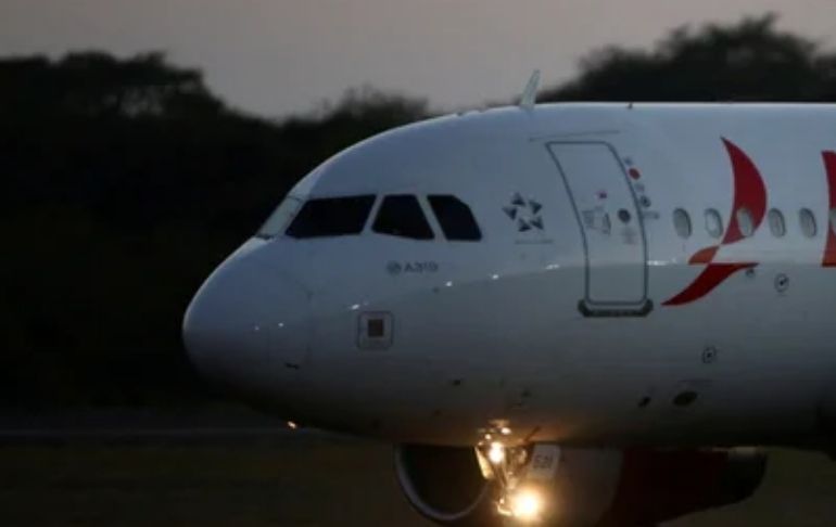 Portada: Funcionaria de aerolínea le pide a pasajera ponerse bien la mascarilla y es agredida: “Muerta de hambre”