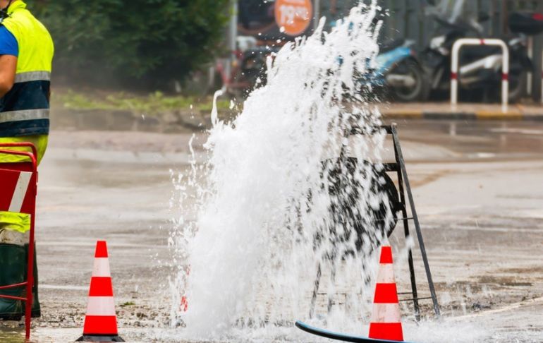 Portada: Lima desperdicia 29% de agua por fugas del recurso y conexiones ilícitas, según SUNASS