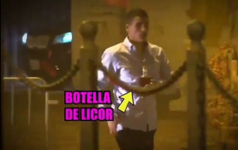 Alexander Succar maneja su camioneta con botella de licor en mano