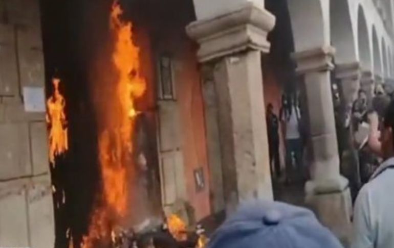 Ayacucho: estudiantes incendian puerta de la Universidad San Cristóbal de Huamanga [VIDEO]