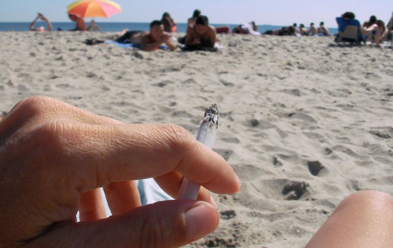 Miami Beach prohíbe cigarrillos con filtro en playas y parques desde el 2023
