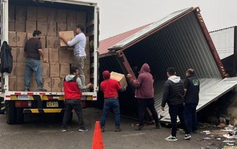 Centro de Lima: camión con cargamento navideño se volcó en jirón Huanta