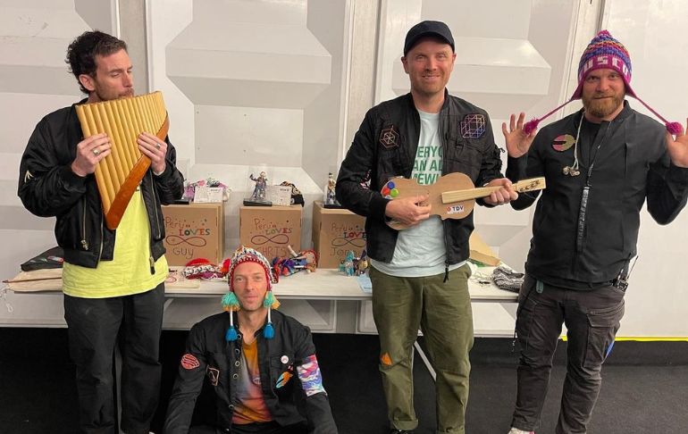 Portada: Coldplay: integrantes de la banda británica posan con regalos peruanos