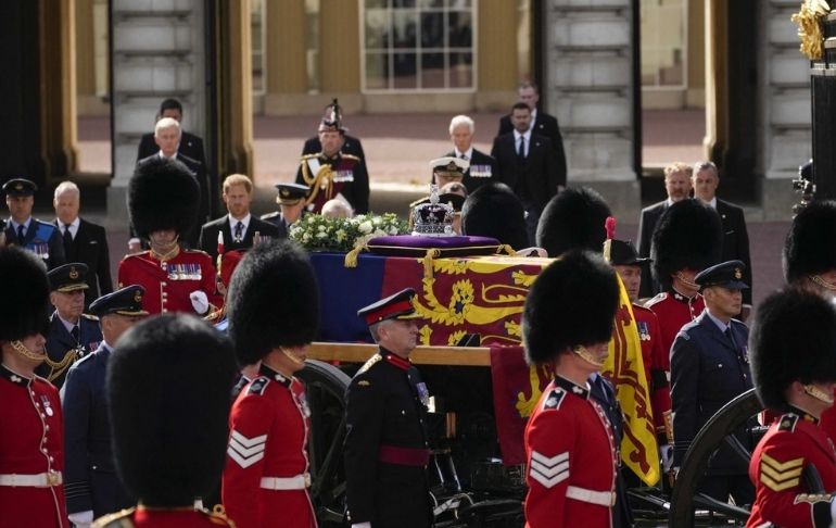 Portada: Isabel II: Cortejo fúnebre de la reina sale del Palacio de Buckingham al Parlamento