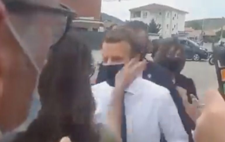 Mujer abofetea a presidente de Francia, Emmanuel Macron [VIDEO]