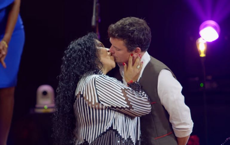 Eva Ayllón besó a Óscar López Arias durante show en vivo [VIDEO]