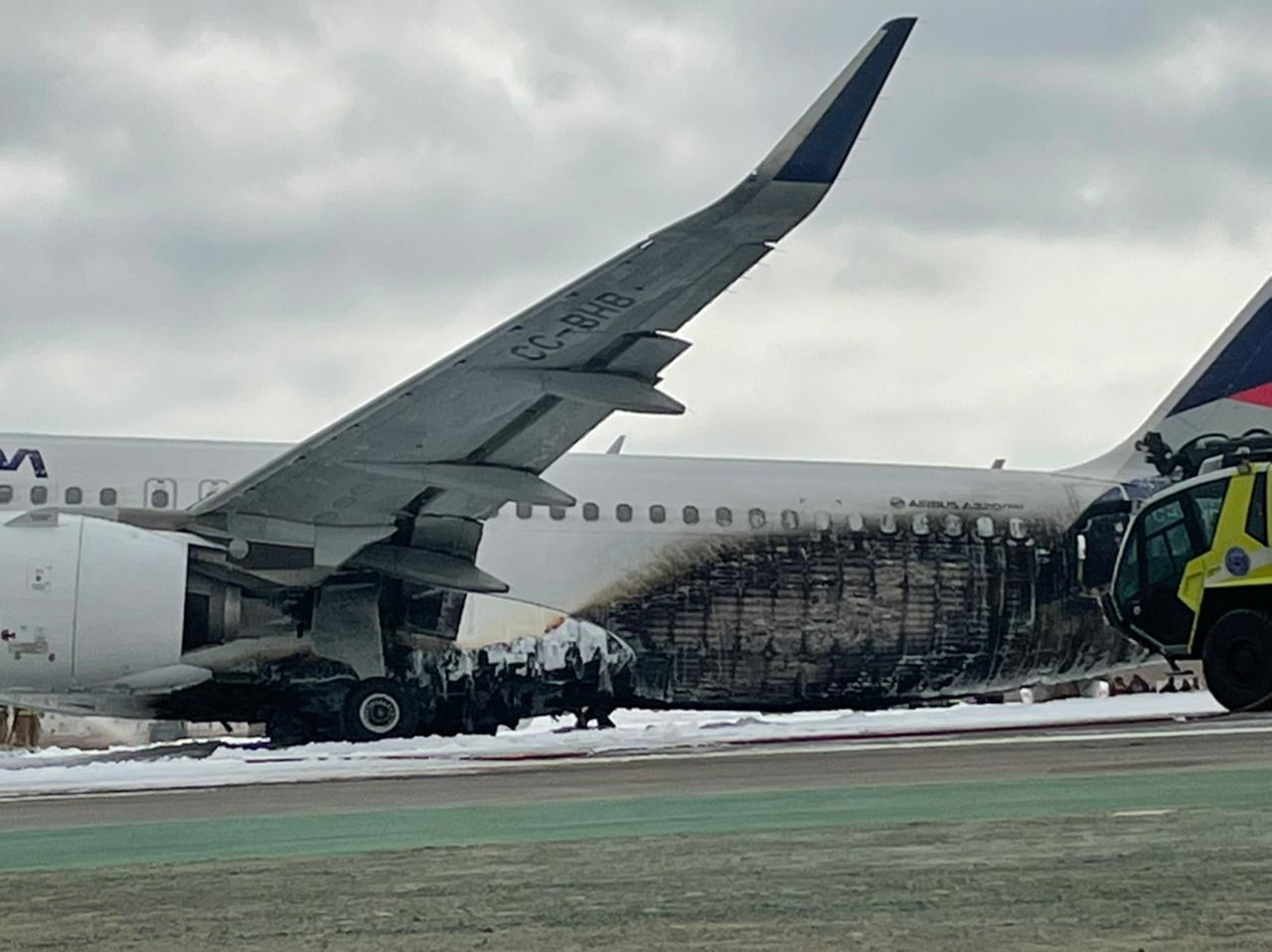 Dos bomberos fallecen en accidente de avión de Latam en aeropuerto Jorge Chávez