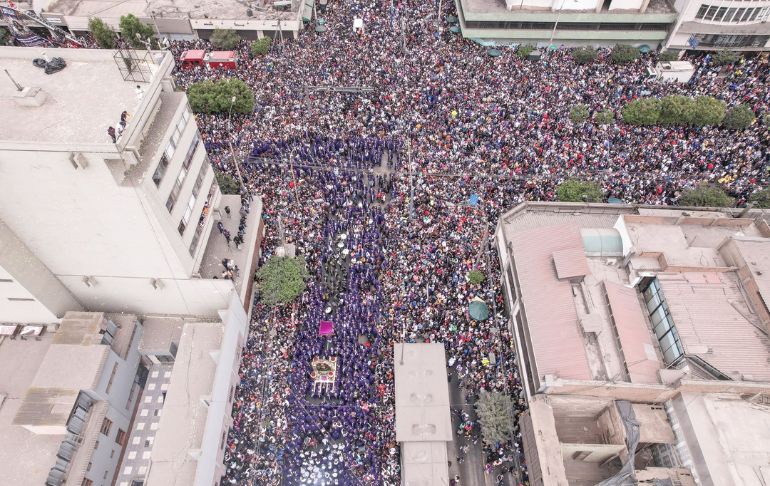 Portada: Señor de los Milagros: fieles llegan a la iglesia Las Nazarenas para primer recorrido