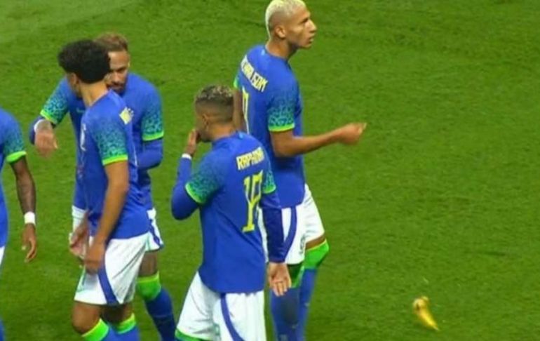 Portada: ¡Acto de racismo!: Lanzaron un plátano al jugador brasileño Richarlison en París [VIDEO]