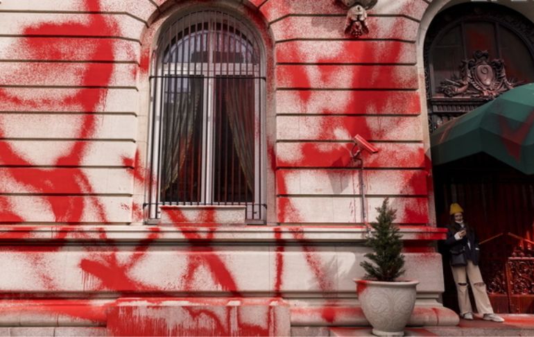 Consulado ruso en Nueva York es vandalizado con pintura roja