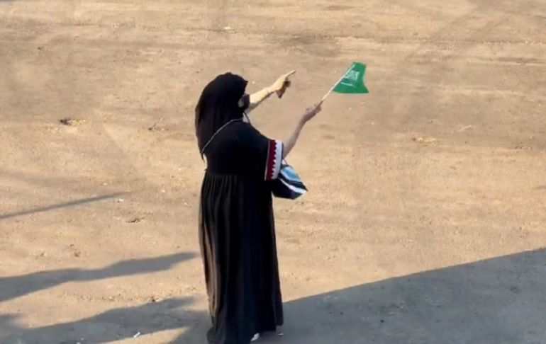 Portada: Qatar 2022: mujer musulmana festeja sola el triunfo ante Argentina porque está prohibido que alguien se le acerque [VIDEO]