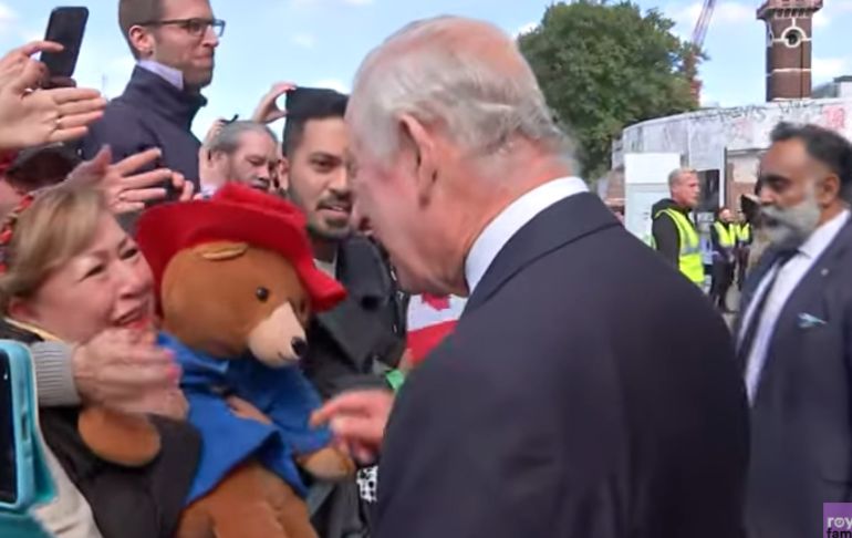 Rey Carlos III y el príncipe William saludaron a peruana que llevó al oso Paddington [VIDEO]